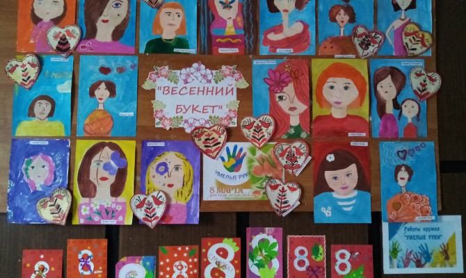 Выставка рисунков «В мире нет её прекрасней»